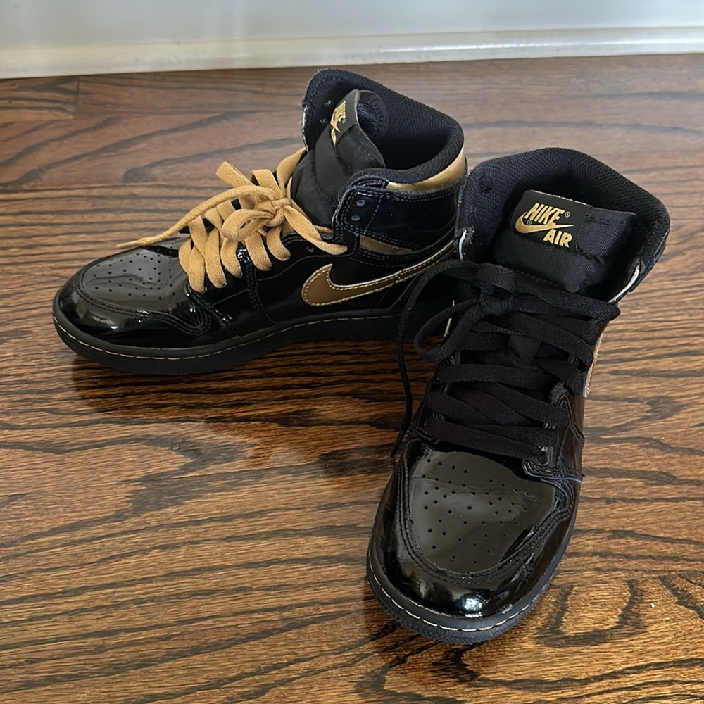 JORDAN Boys' Jordan 1 Retro High Black Metallic Gold (2020) (GS) Size: 3.5 - Picture 3 of 9